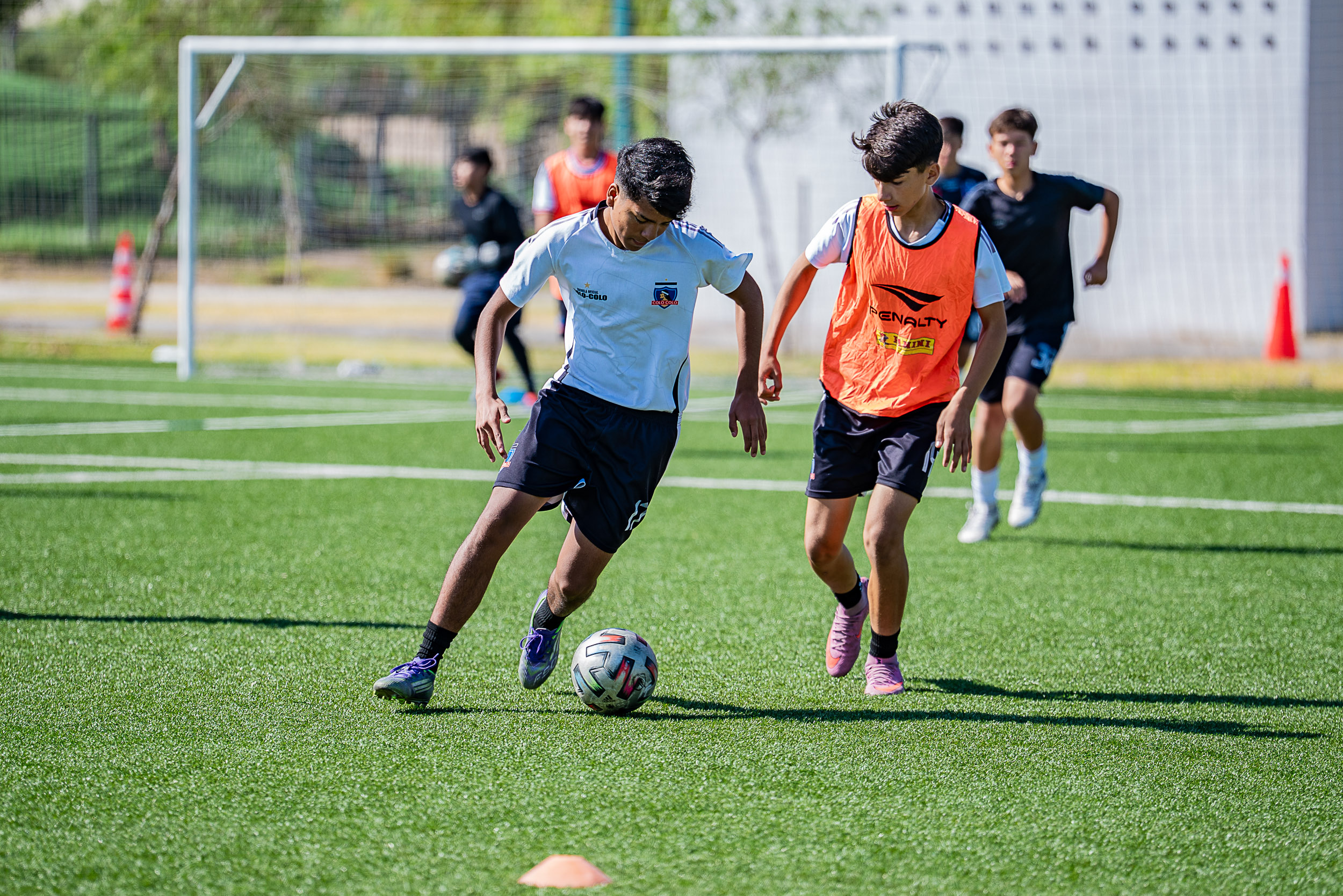 Jugadora de la categoría femenina golpeando el balón