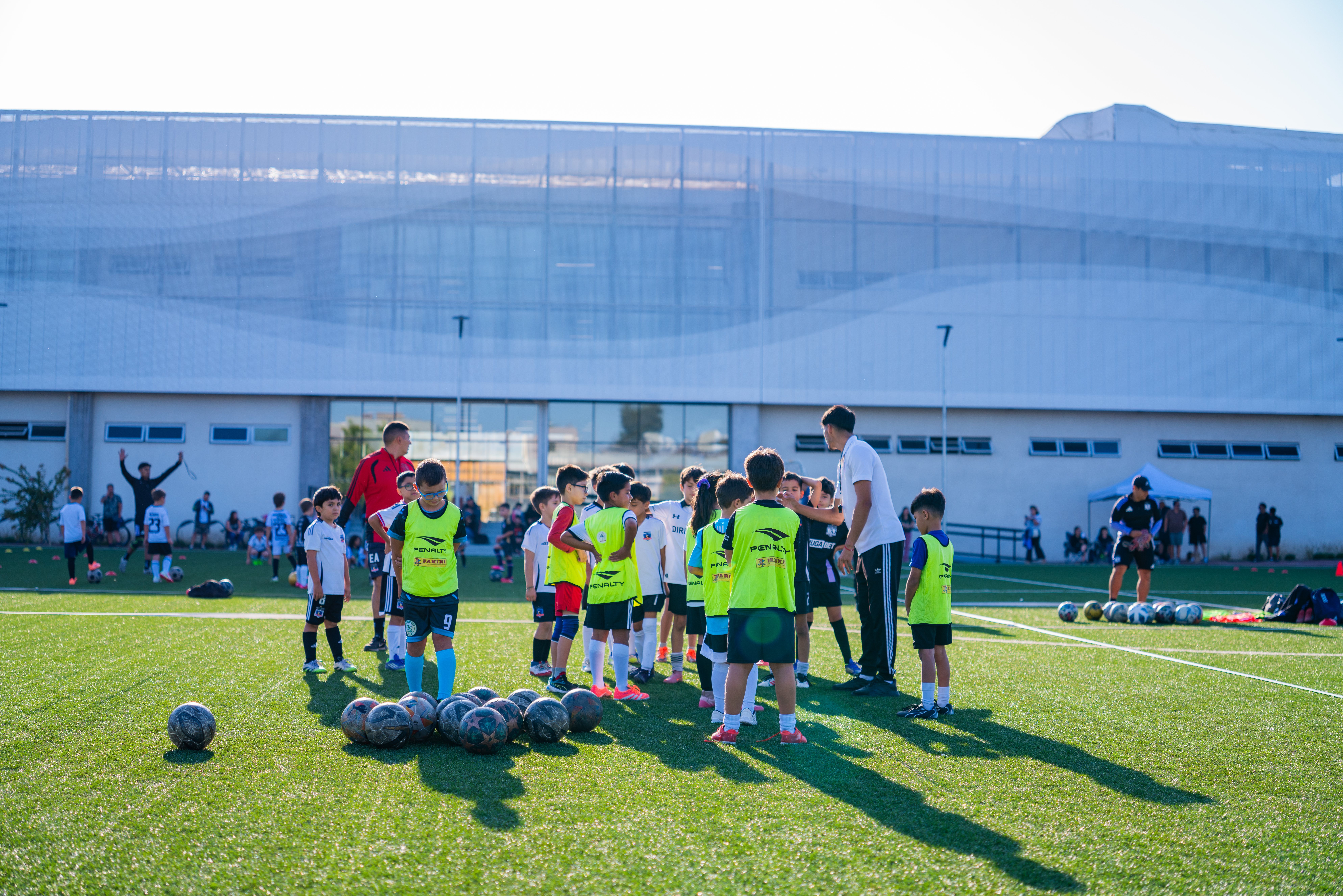 Niños de las Academias disputando el balón en un partido