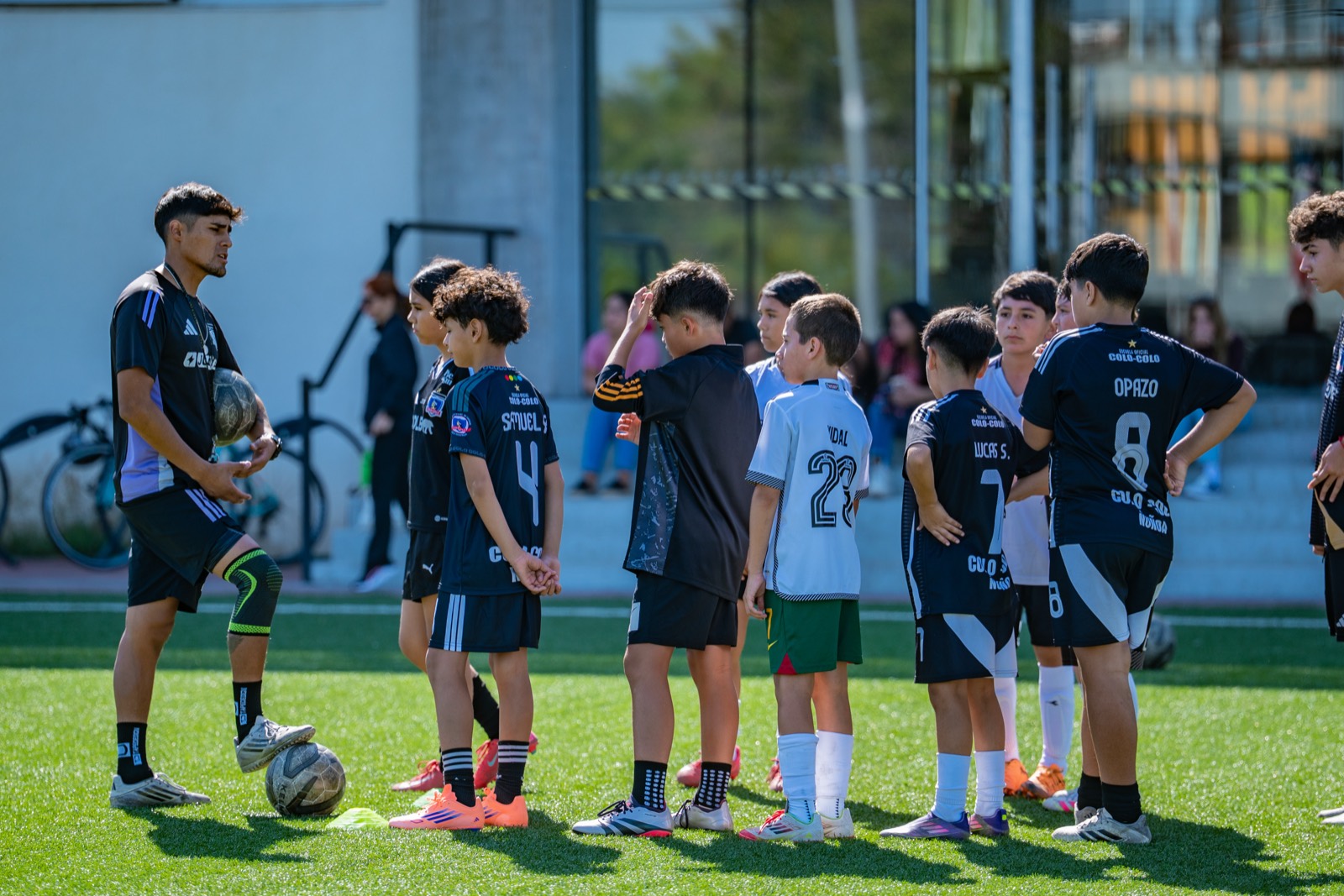 Profesor conversando con un grupo de jugadores juveniles